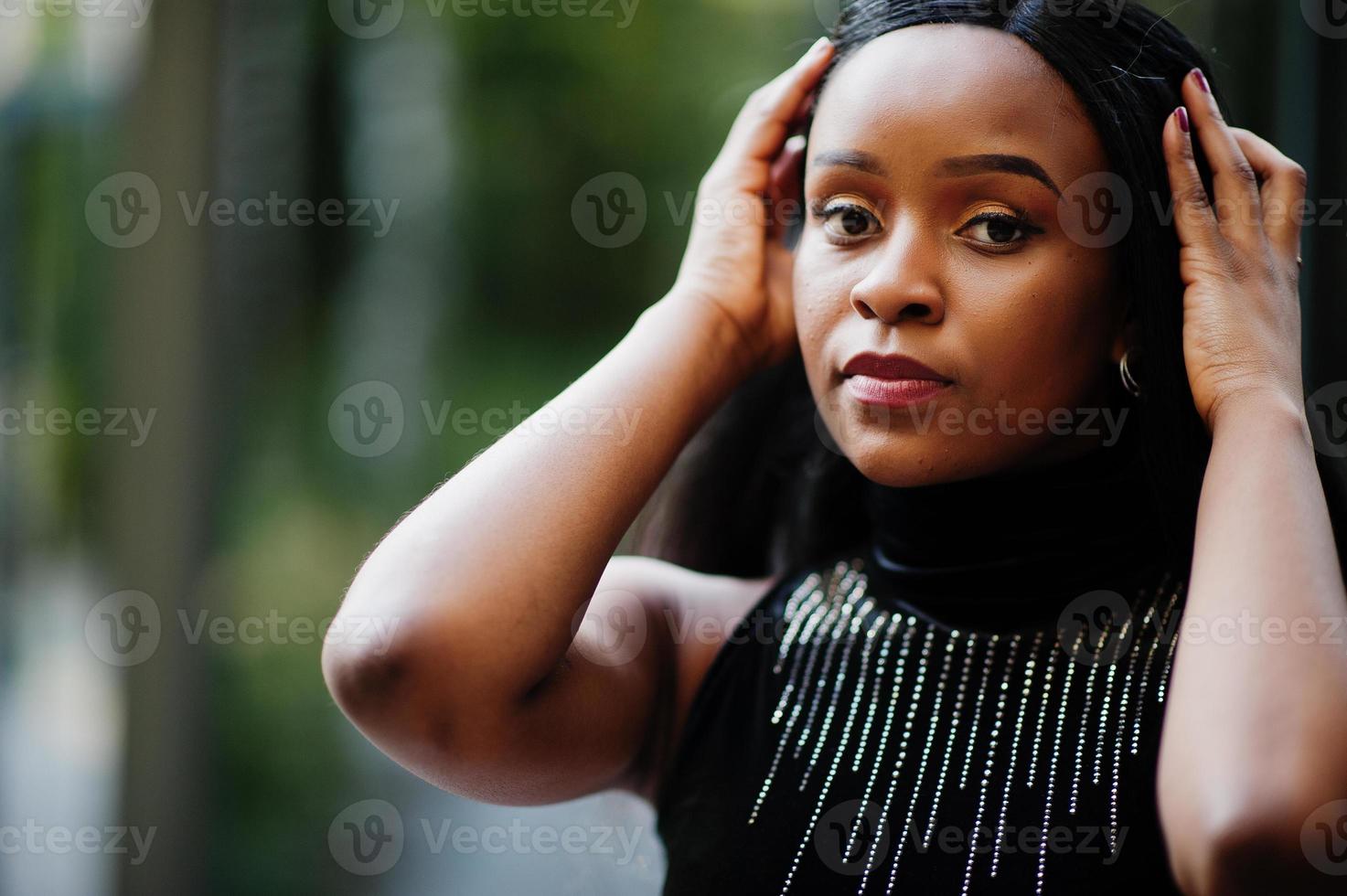 Cierra el retrato de una mujer afroamericana de moda. foto