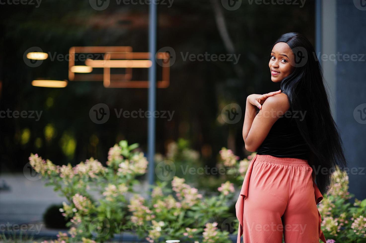 mujer afroamericana de moda en pantalones de melocotón y blusa negra posan al aire libre. foto