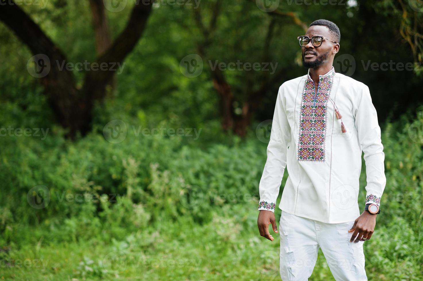 retrato de hombre africano con ropa tradicional en el parque. foto