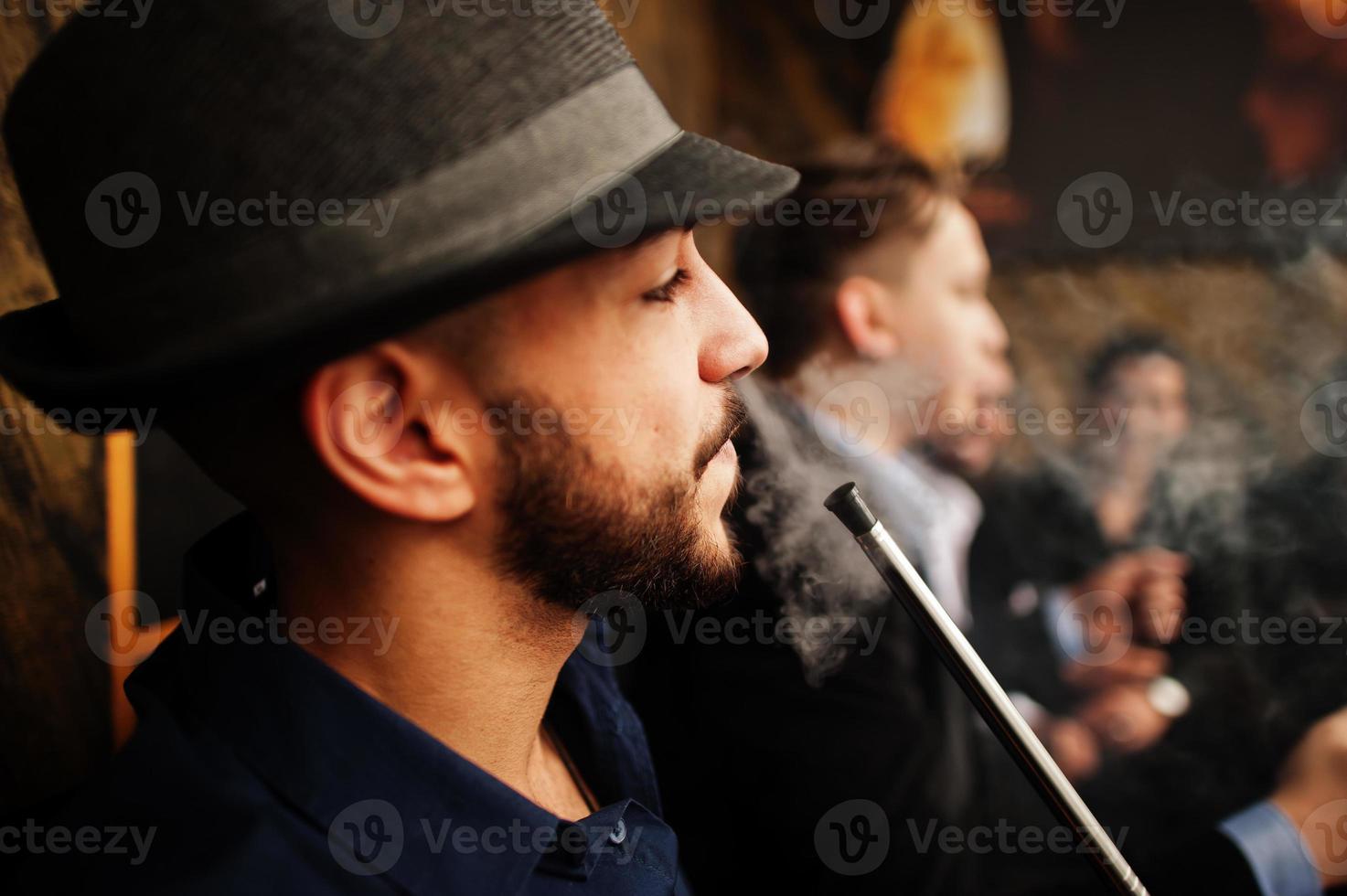 un grupo de gángsters de hombres guapos retro bien vestidos pasan tiempo en el club, fumando narguile. despedida de soltero multiétnico de la mafia en el restaurante. 11016401 Foto de stock en un grupo de gángsters de hombres guapos retro bien vestidos pasan tiempo en el club, fumando narguile. despedida de soltero multiétnico de la mafia en el restaurante. 11016401 Foto de stock en
