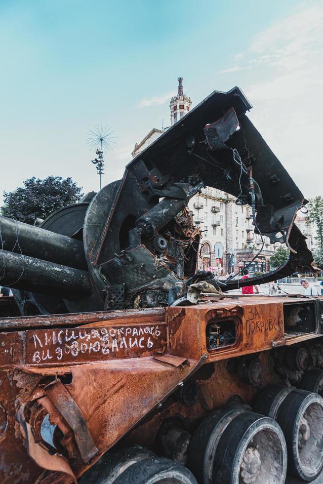 Kyiv, ucrania, 23 de agosto de 2022. desfile de equipo militar destruido de las tropas rusas en el khreshchatyk foto