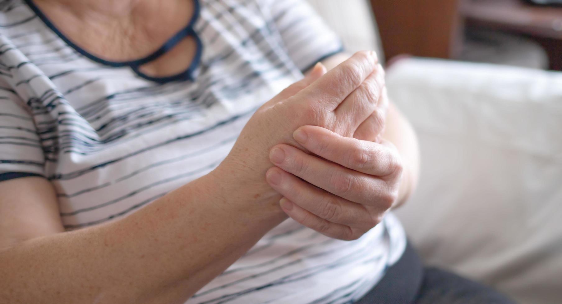 una anciana sufre de dolor en las articulaciones. el concepto de medicina, el tratamiento de la enfermedad foto