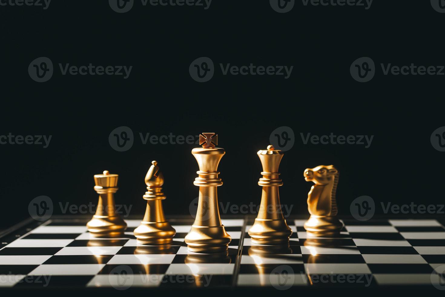 primer plano ajedrez rey reina obispo caballero torre, equipo de negocios y estrategia de liderazgo, trabajo en equipo en el concepto de tablero de ajedrez, administración y gestión de una organización o empresa. foto