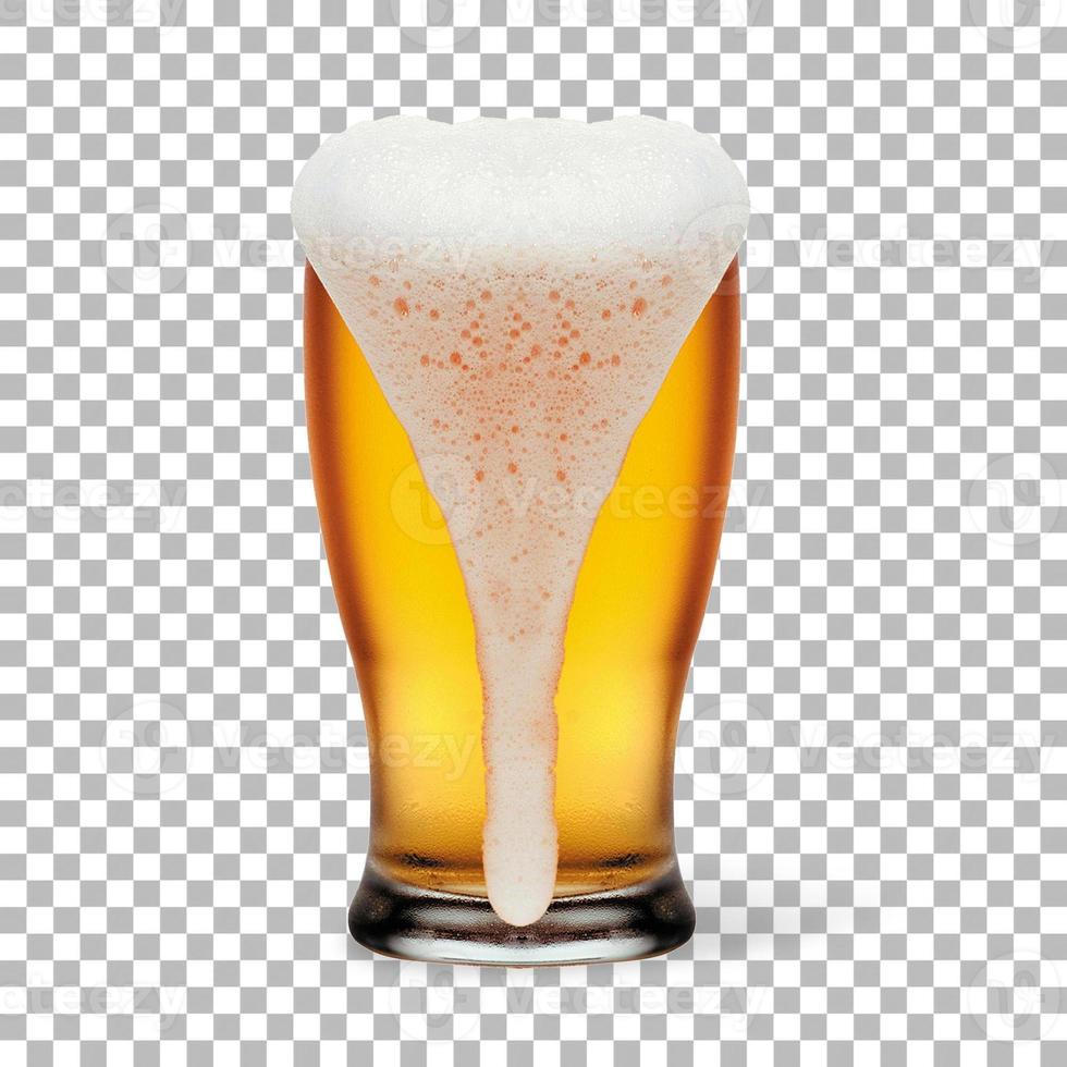 Cerveza fría aislada sobre vidrio con espuma foto