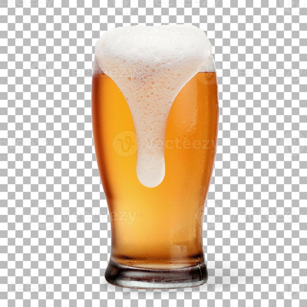 Cerveza fría aislada sobre vidrio con espuma foto