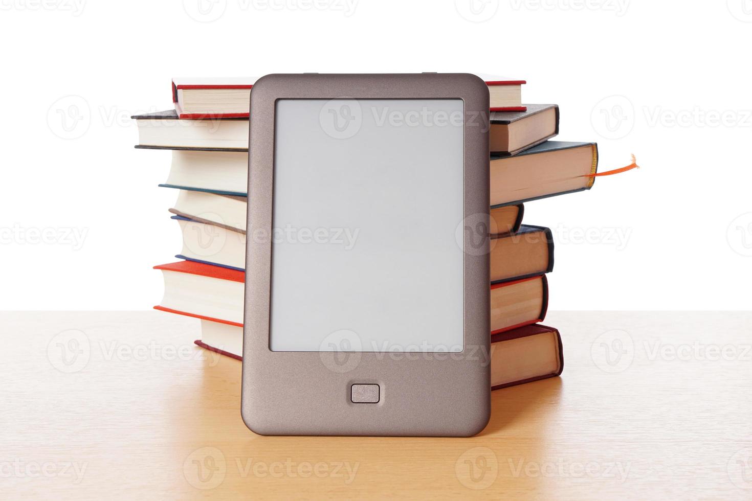 lector de libros electrónicos vs pila de libros foto