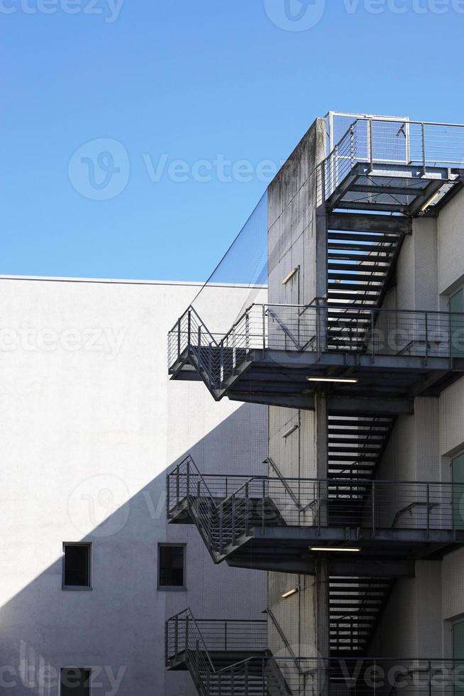 escalera o escalera de salida de incendios exterior foto