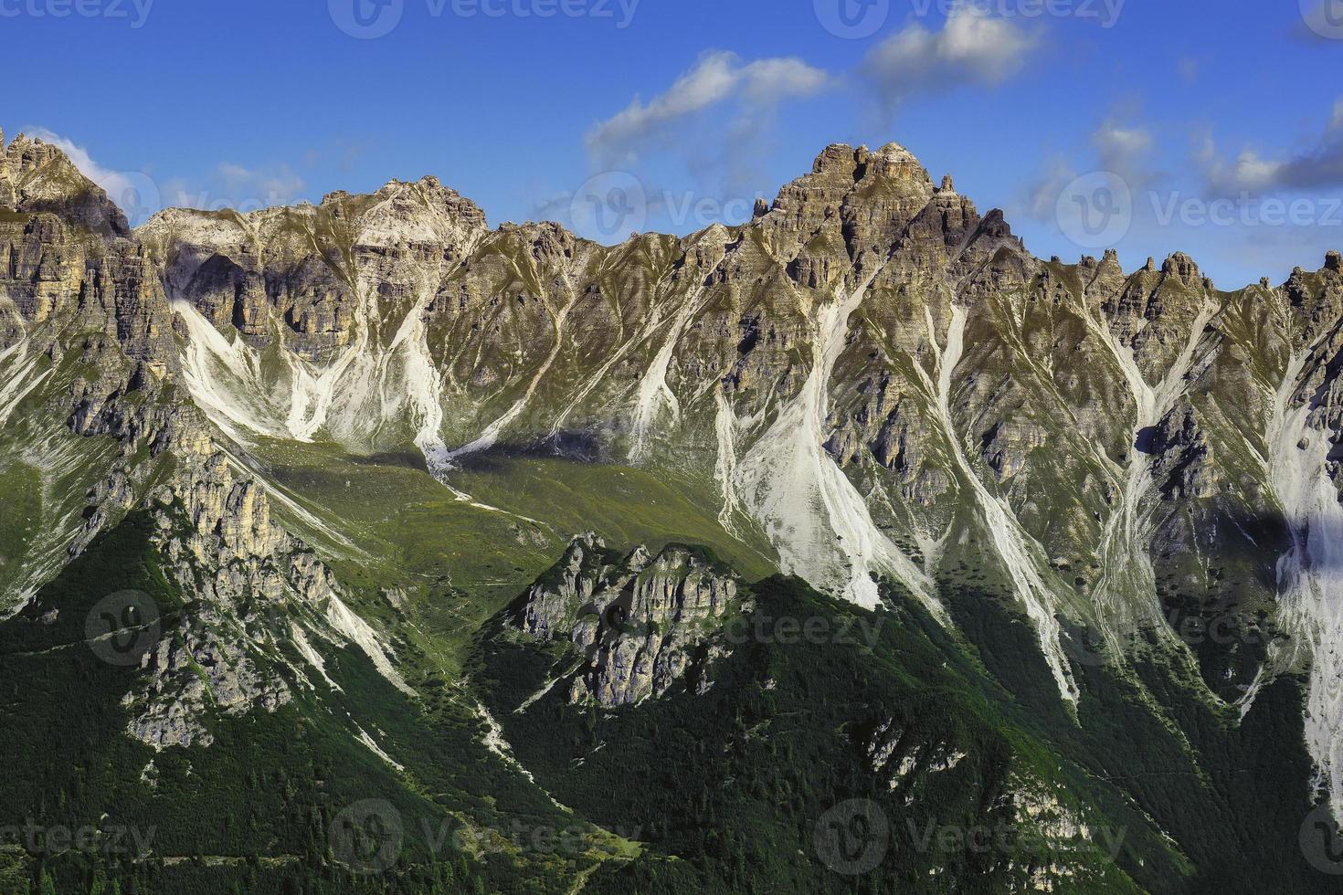 vista desde la silla de montar de la montaña kreuzjoch foto