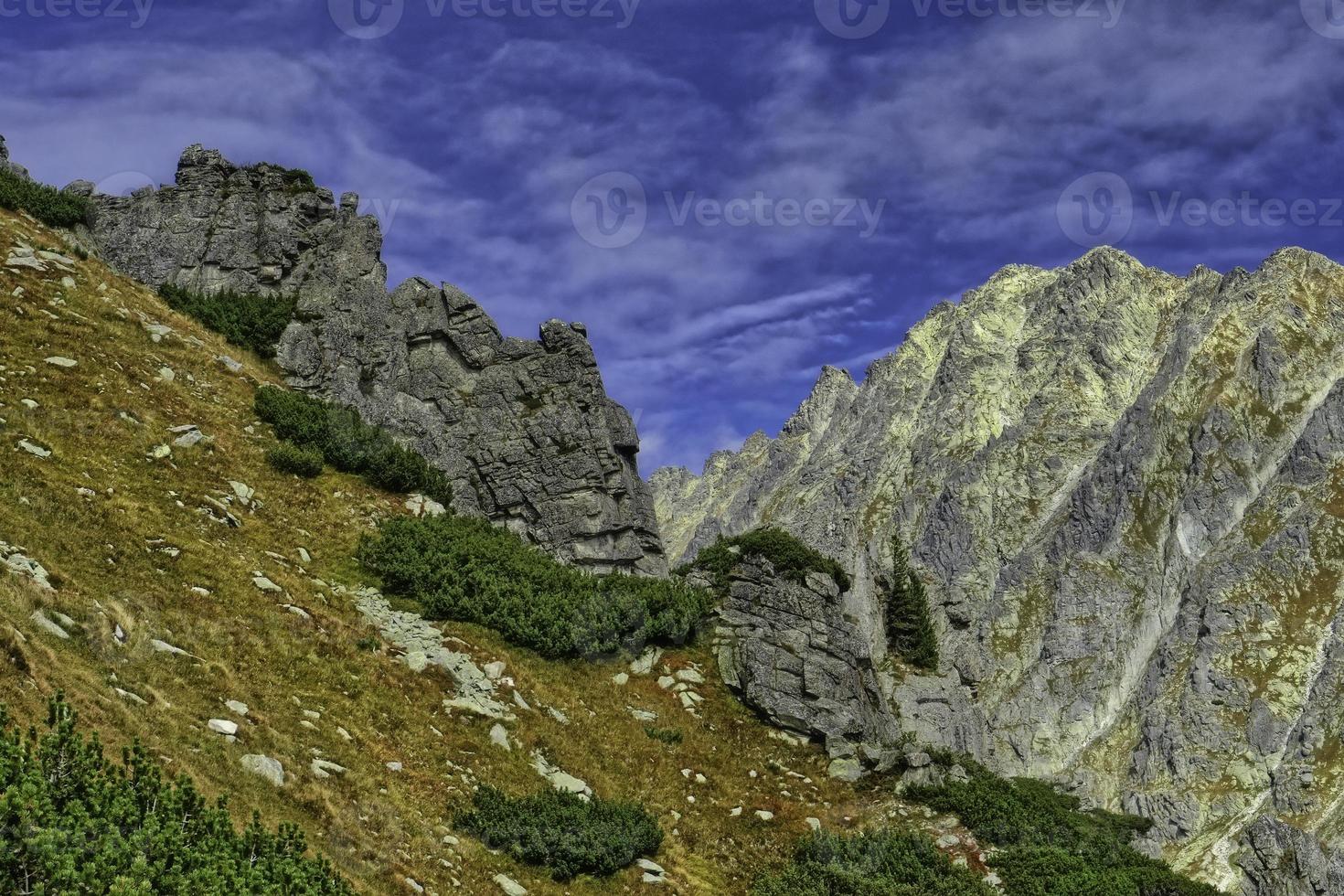 vista otoñal de las montañas soleadas en los altos tatras foto