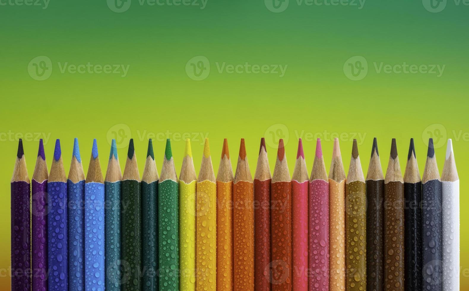 vista de lápices de colores diferentes foto