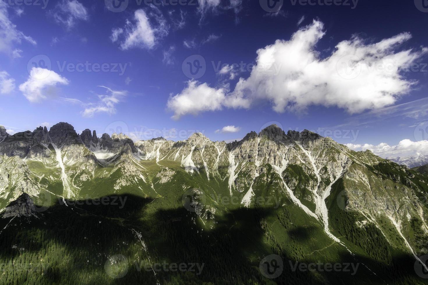 vista desde la silla de montar de la montaña kreuzjoch foto