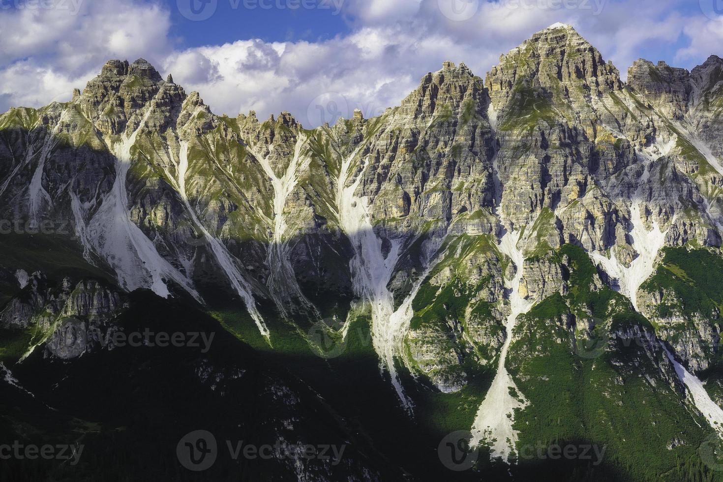 vista desde la silla de montar de la montaña kreuzjoch foto