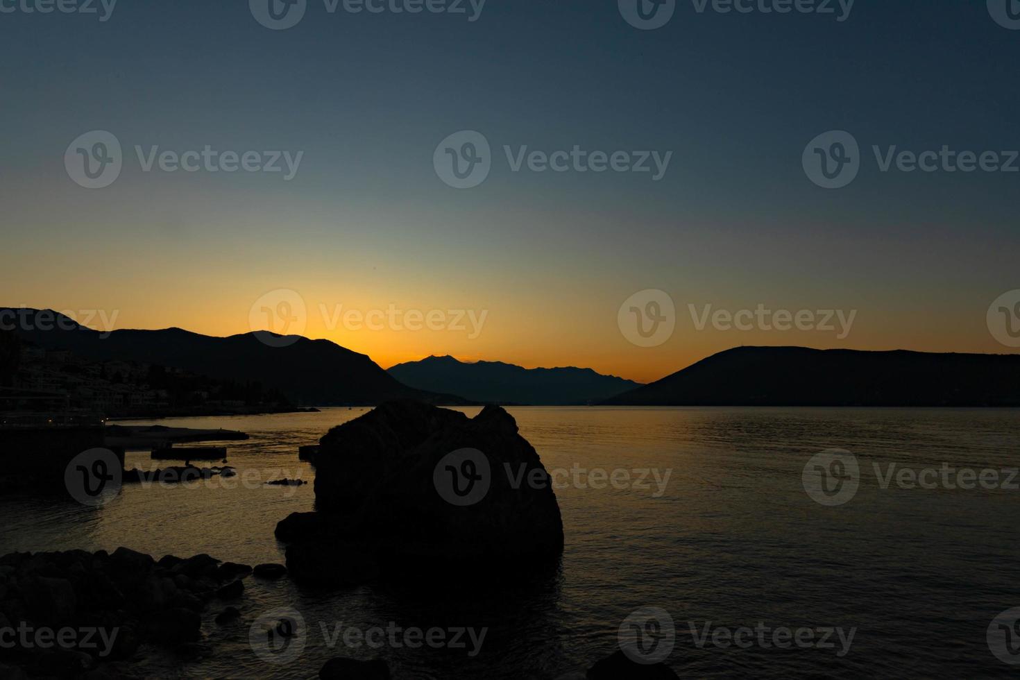 amanecer sobre la bahía de kotor, mar adriático, montenegro foto