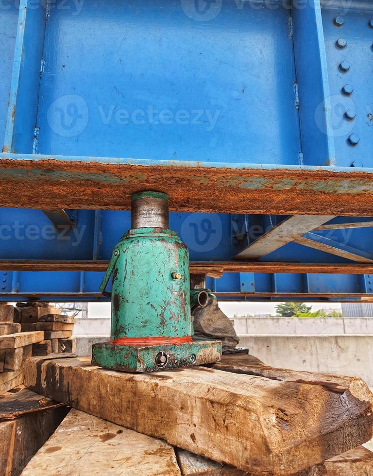 This is a hydraulic jack for lifting heavy loads. photo
