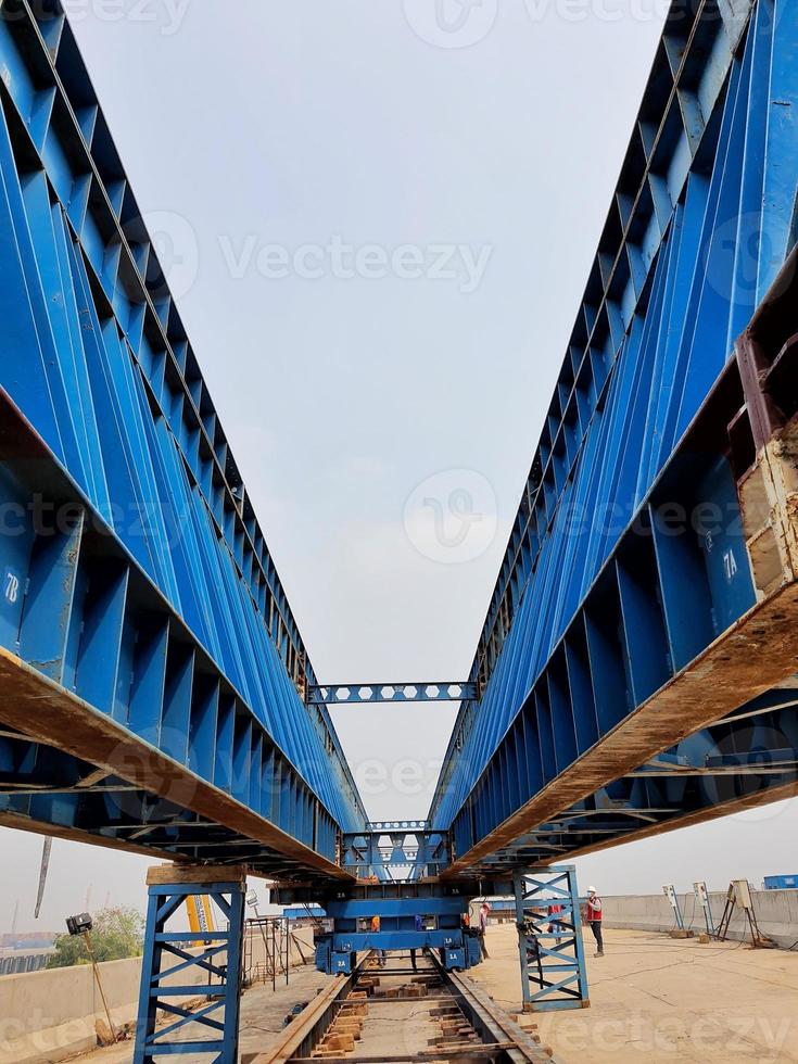 esta es la estructura de acero de un pórtico lanzador que se utilizará para el montaje de vigas prefabricadas de hormigón. foto