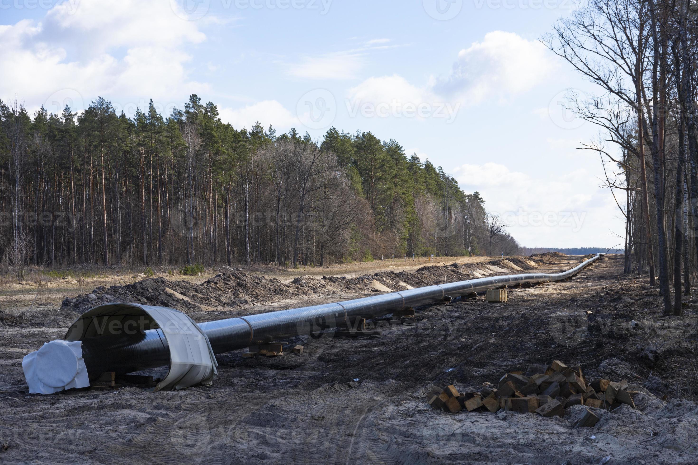 Trabajos de construcción de oleoductos de crudo y gas natural en zona
