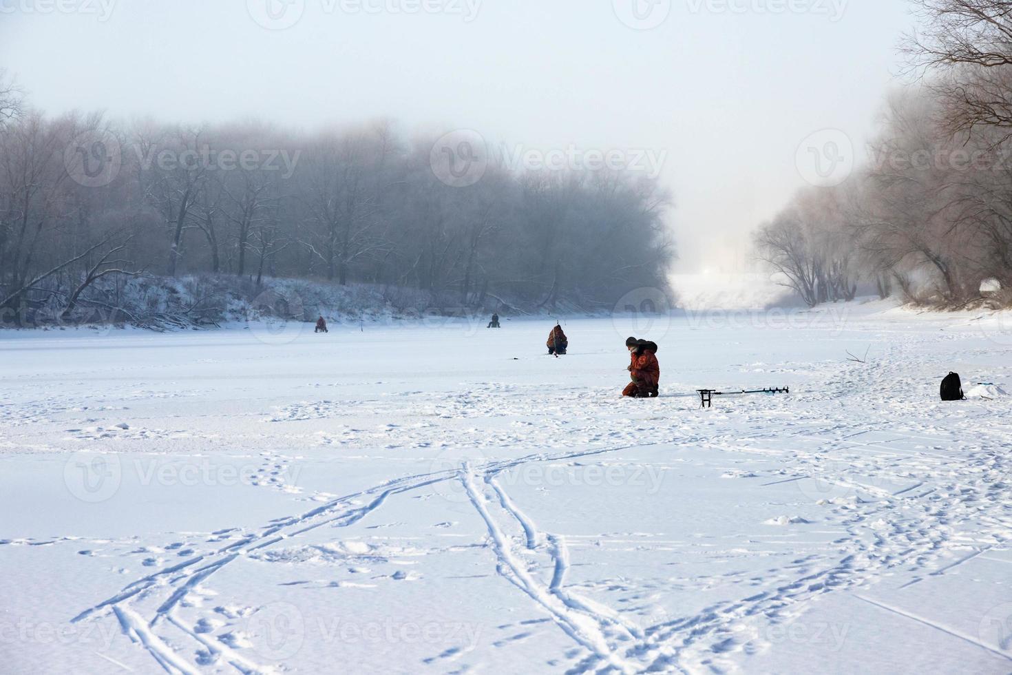 pesca en hielo con pescadores. fondo natural, temperatura fría. foto