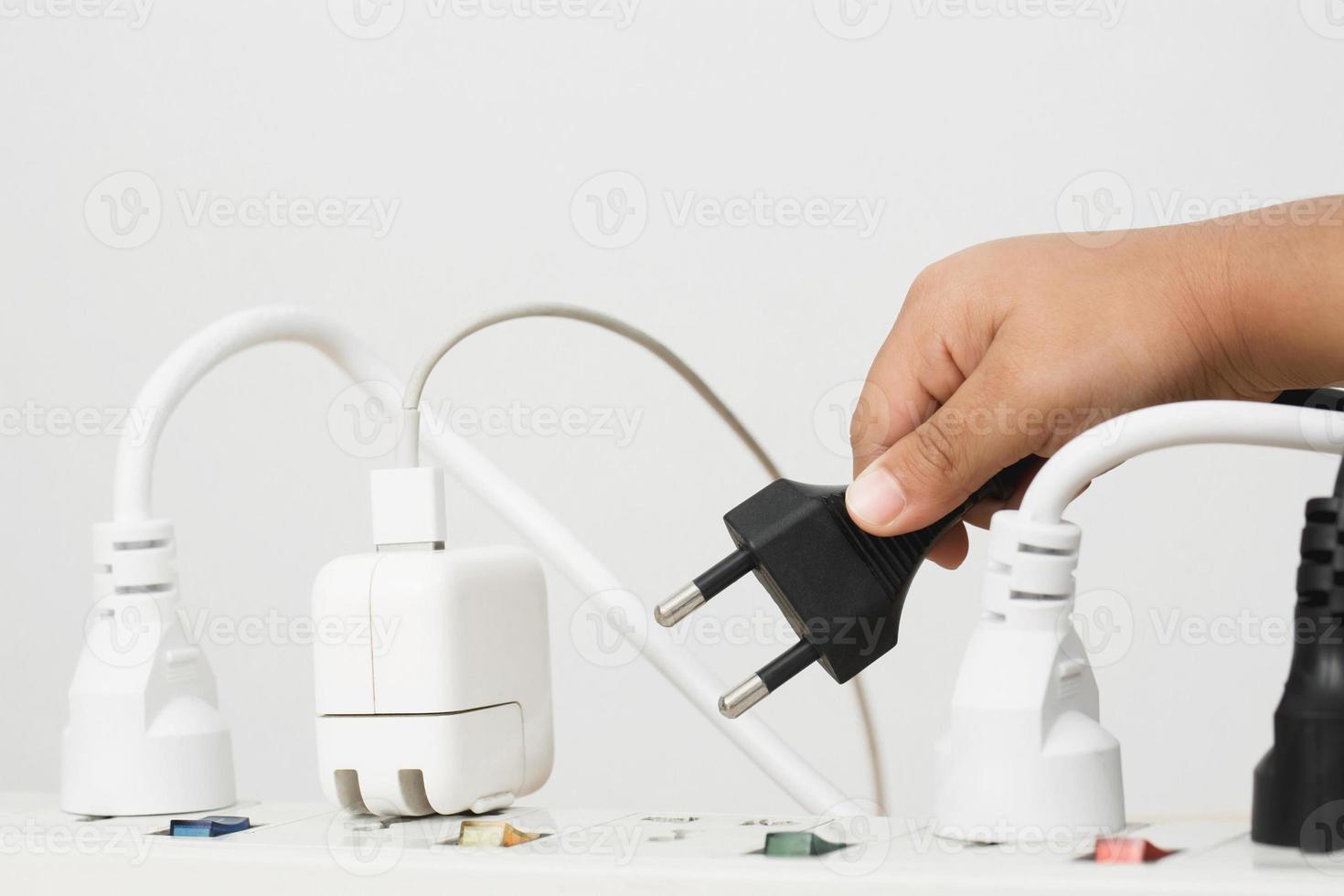 Enchufes de electrodomésticos llenos de todos los enchufes o enchufes juntos. debido al riesgo de provocar un cortocircuito debido al alto calor acumulado en los cables. foto