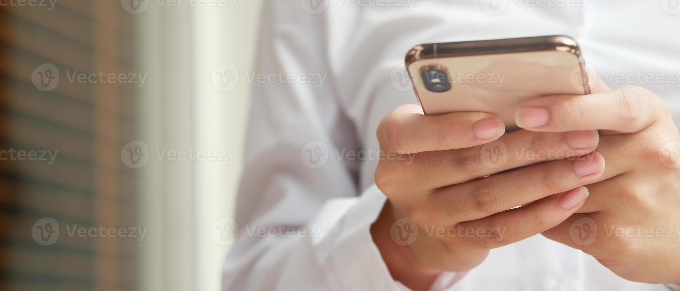 cierre la mano de una mujer joven para ver un mensaje en un teléfono inteligente móvil durante el descanso. usando teléfonos celulares para comunicarse en el mundo en línea. con pantalla negra en blanco o vacía foto