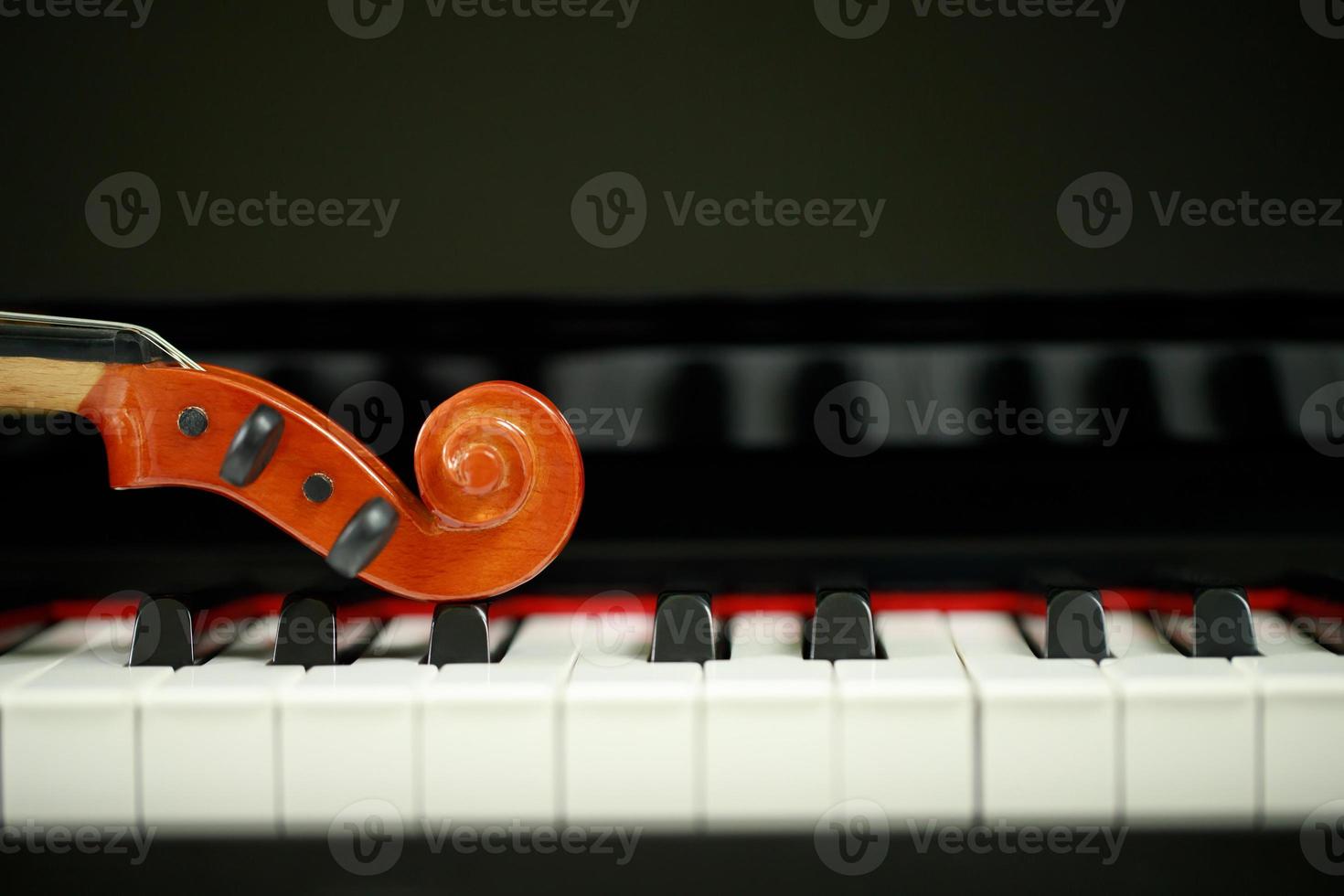 Vintage wooden violin with piano for classical music. photo