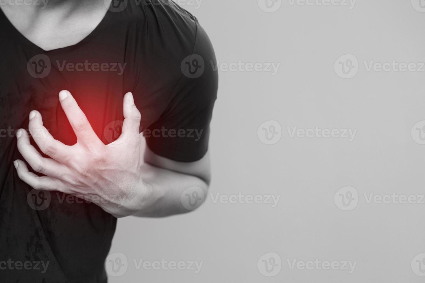 hombre con dolor de pecho - ataque al corazón al aire libre. o el ejercicio pesado hace que el cuerpo sufra enfermedades del corazón foto