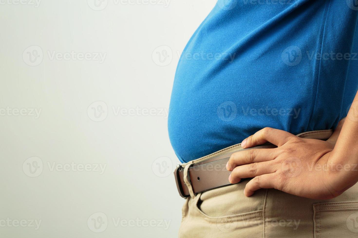 el hombre gordo tiene exceso de grasa, está haciendo dieta y perdiendo peso. foto