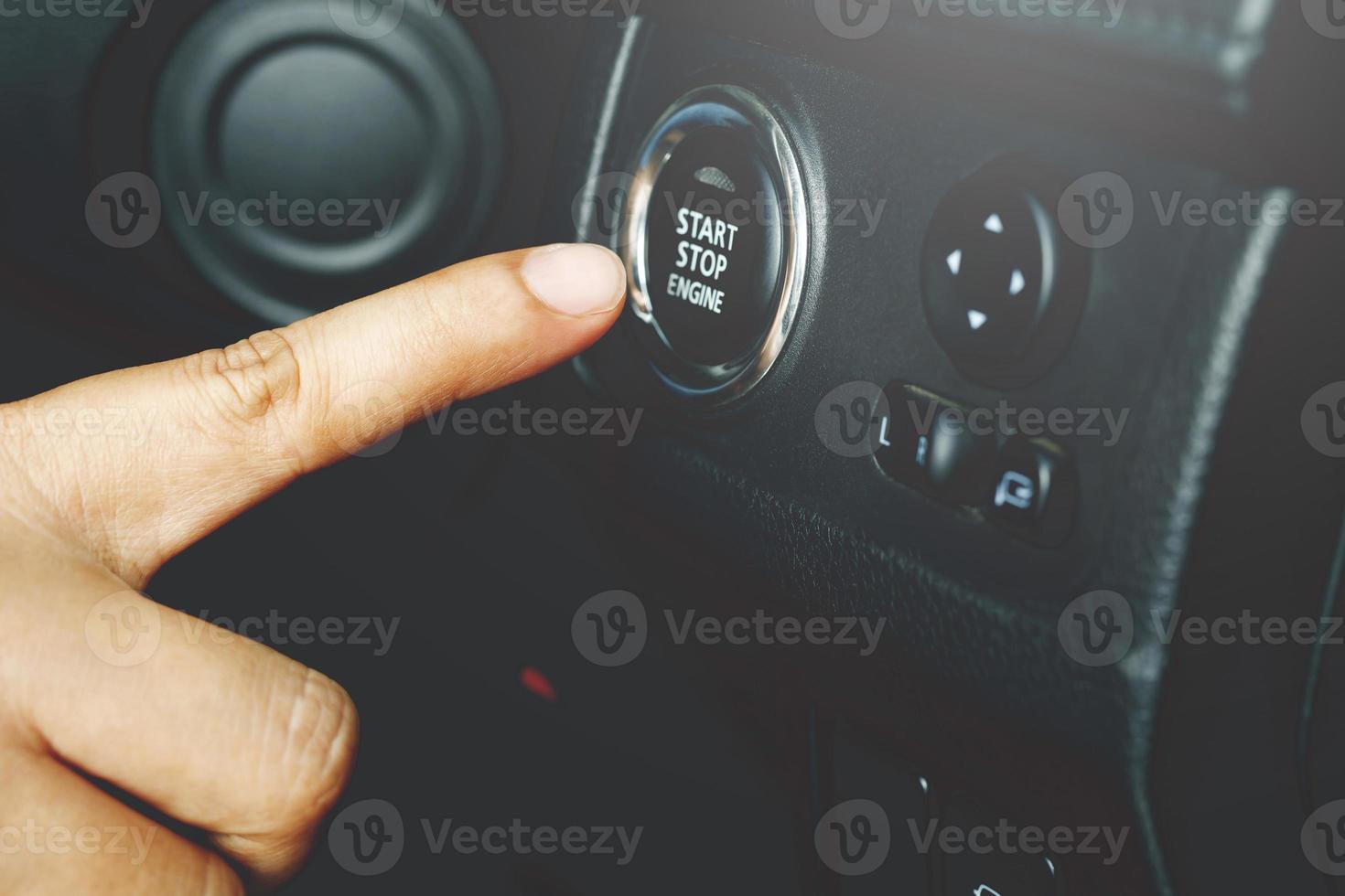 Push Start button will work together with Smart Key to communicate between the car and the Smart Key. Without the Smart Key, the car cannot be unlocked. or start the engine photo