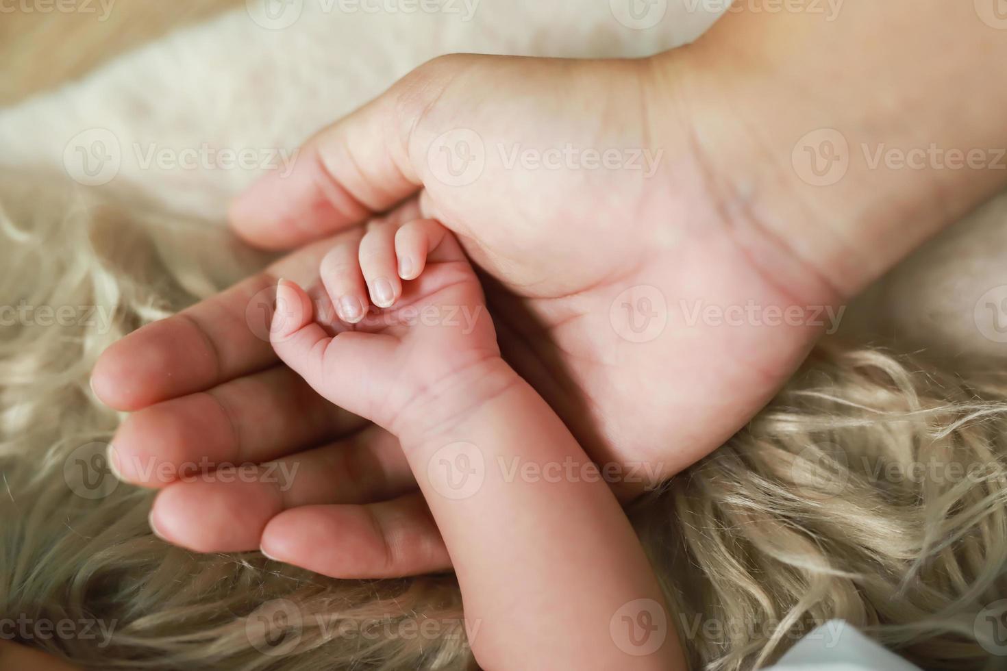 manos de los niños con el calor del cuidado de la madre. foto