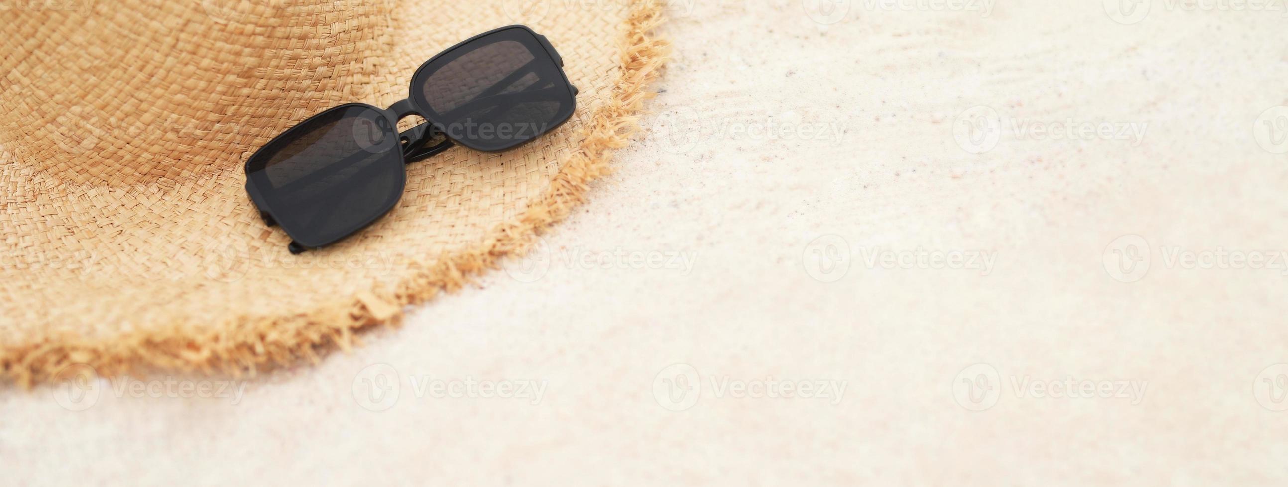 algunos accesorios de playa en la orilla arenosa en las arenas de verano del mar. con espacio de copia en el lado de abajo. concepto de viajes vacaciones de verano. con filtro de tonos efecto vintage, tonos cálidos. foto