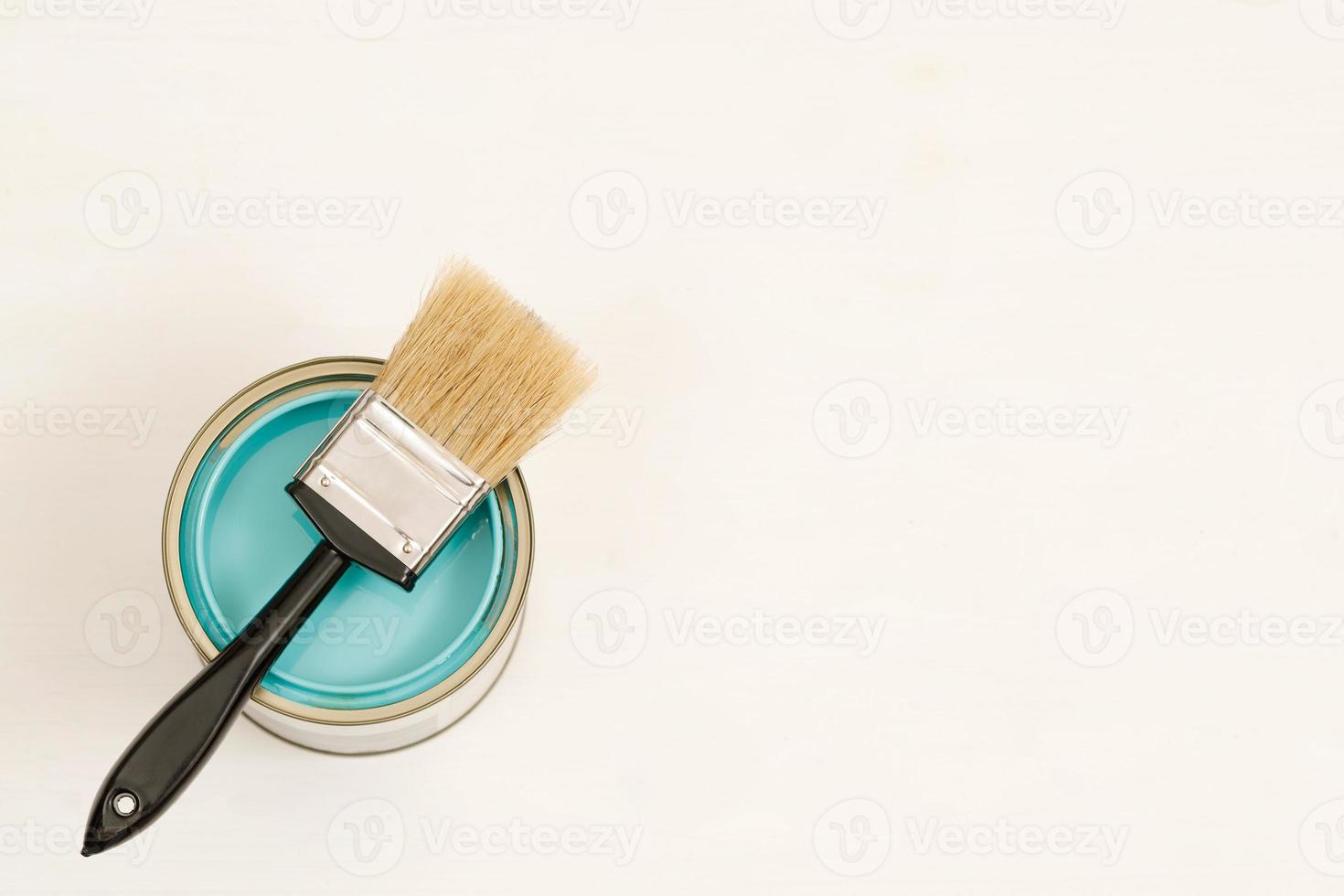 latas de pintura y pinceles y cómo elegir el color de pintura interior perfecto y bueno para la salud foto