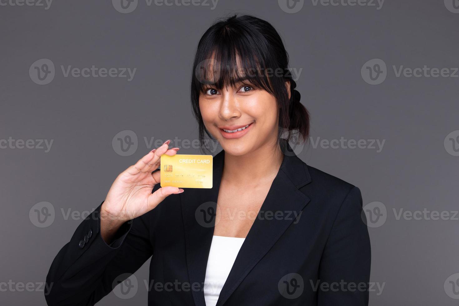 mujer de negocios india asiática muestra una hermosa sonrisa labios felices, muestra la criptomoneda bitcoin btc foto