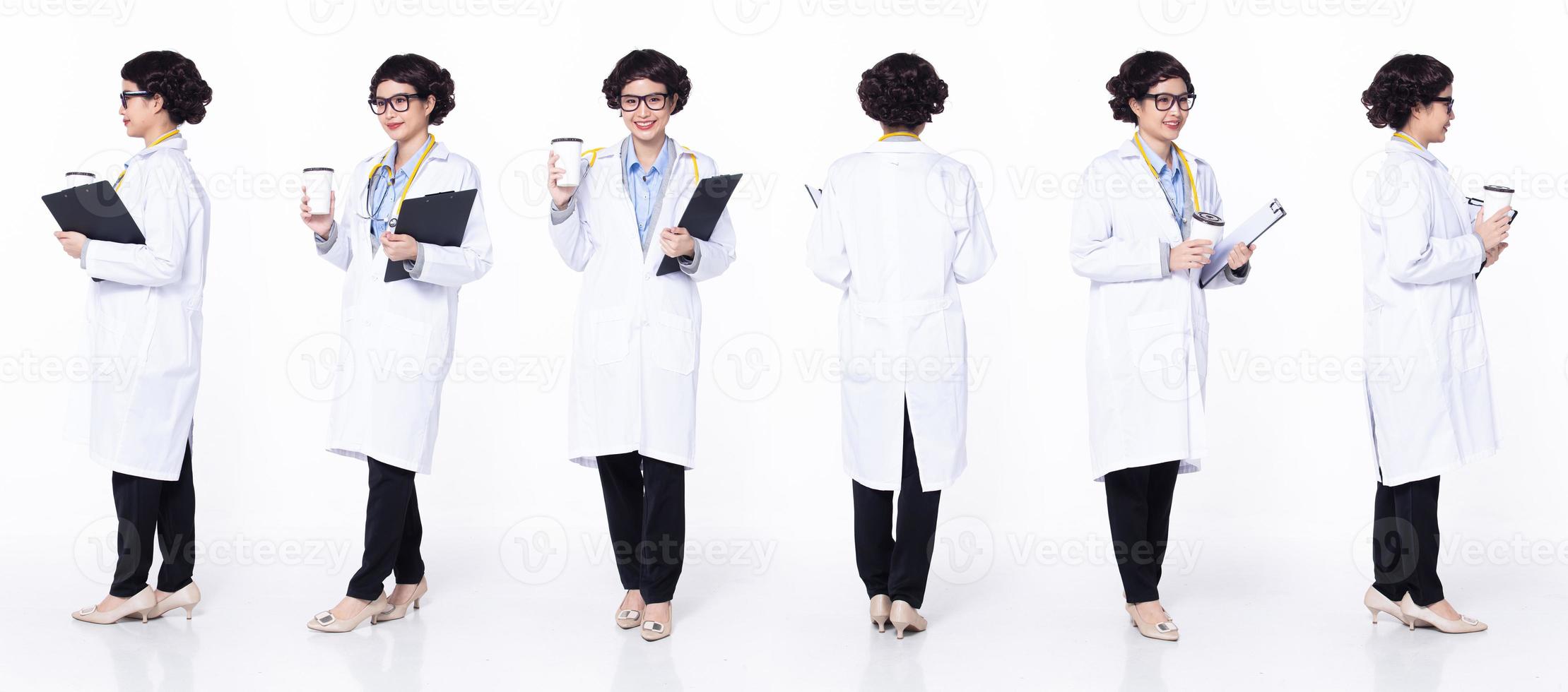 doctora asiática de longitud completa de los años 30 y 40 con estetoscopio, 360 en la parte delantera trasera trasera, use zapatos de pantalón de abrigo formal. Sonrisa hospital hembra llevar gráfico de paciente taza de café sobre fondo blanco aislado foto