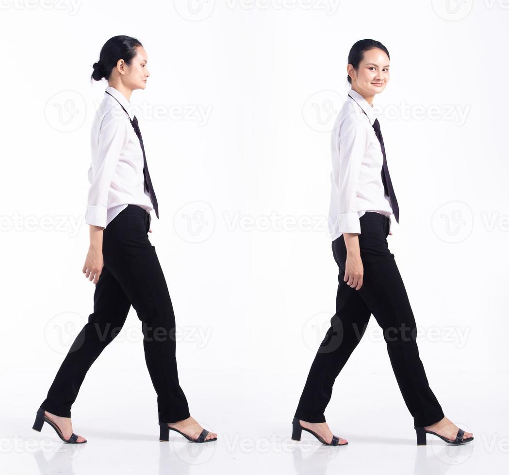 longitud completa 20s joven mujer mestiza mestiza trabajadora empleada, caminando hacia adelante izquierda derecha, usa corbata formal y camisa. Los soportes femeninos de oficina sienten estrés sobre fondo blanco aislado foto