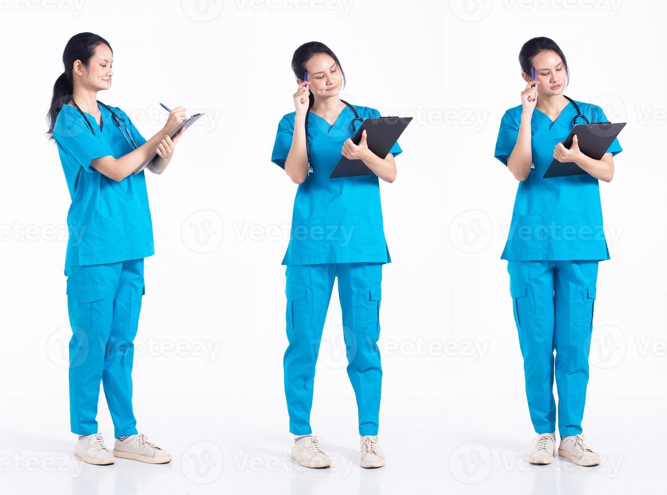 mujer joven de 20 años de duración, enfermera de hospital de raza mixta, trabajando duro en el historial del paciente, use uniforme azul de estetoscopio. la doctora siente estrés sobre un fondo blanco aislado foto