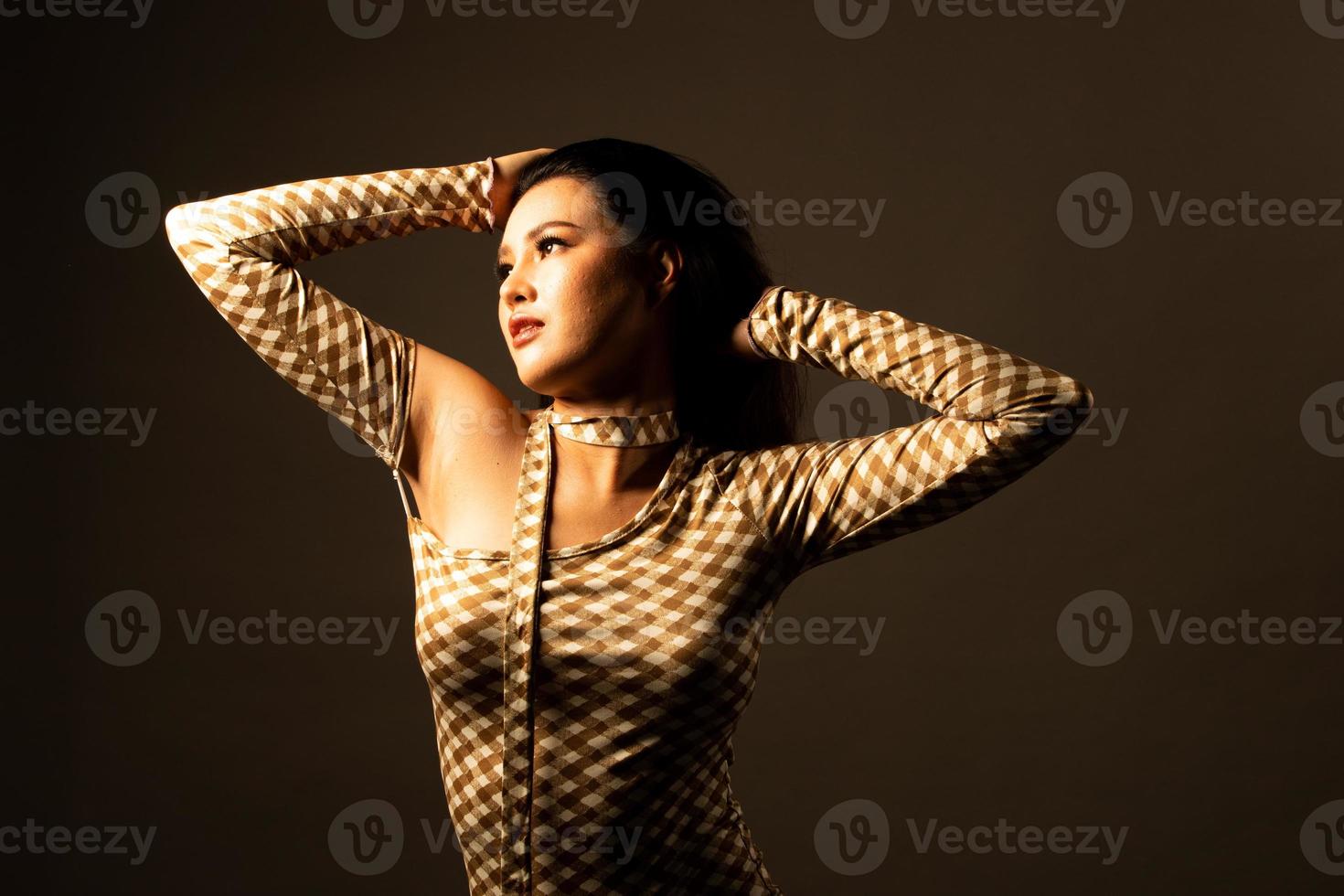 medio cuerpo de moda de una mujer asiática adulta joven de 20 años que usa ropa de vestir de moda, fuerte sensación de estrés foto