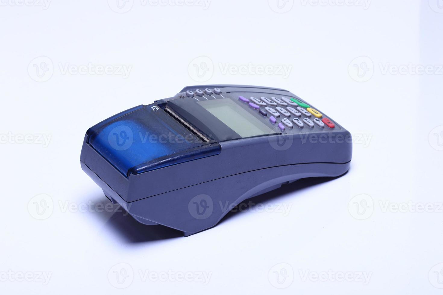 dispositivo de máquina de tarjeta de crédito, fondo blanco de iluminación de estudio de objeto aislado, lector de tarjeta de crédito para pago con tarjeta de plástico sin billete de banco. foto