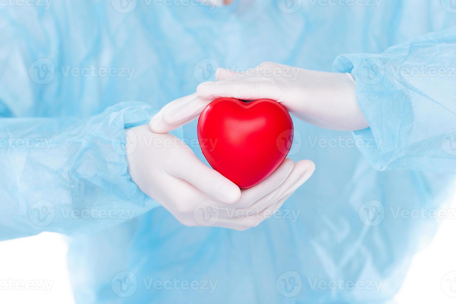 el médico del hospital se ocupa de la salud, la enfermedad y la cardiología. enfermera clínica persona examen tratamiento paciente latido del corazón con especialista para el amor de por vida con uniforme de cirujano cardíaco, espacio de copia foto