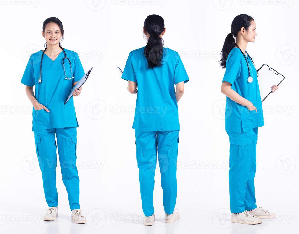 longitud completa de los años 20 joven enfermera de hospital de raza mixta mujer, 360 vista frontal trasera trasera, use uniforme azul de estetoscopio. La doctora siente una sonrisa feliz sobre un fondo blanco aislado foto