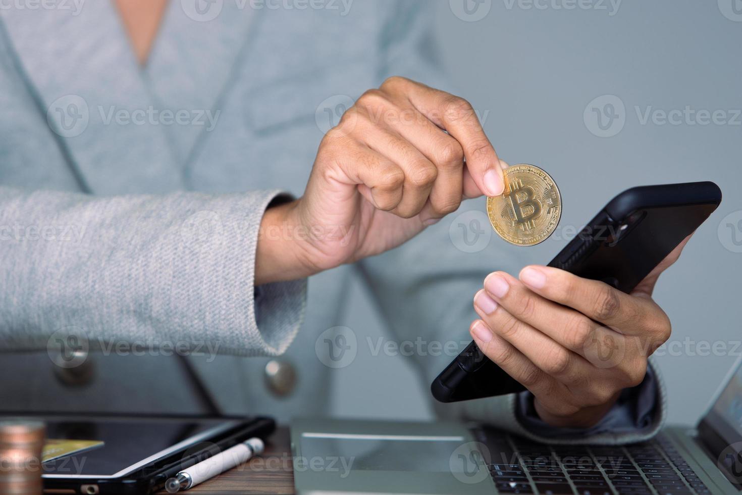 mujer de negocios de oficina mira la criptomoneda bitcoin btc como una cuenta bancaria de ahorro en el comercio de intercambio financiero por dinero en efectivo de tecnología de dinero digital. persona invierte en el mercado monetario de pagos electrónicos en línea foto