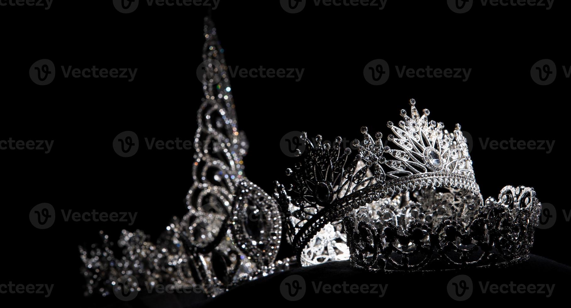 corona de plata de diamantes para el concurso de belleza miss pageant, joyería de tiara de cristal decorada con piedras preciosas y fondo oscuro abstracto sobre tela de terciopelo negro, espacio de copia de fotografía macro para el logotipo de texto foto