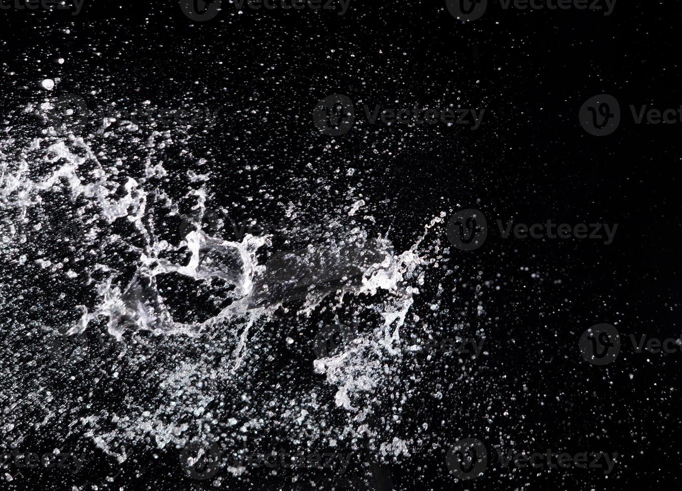 salpicaduras de agua en gotas de aire sobre fondo negro, iluminación de estudio de alta velocidad foto