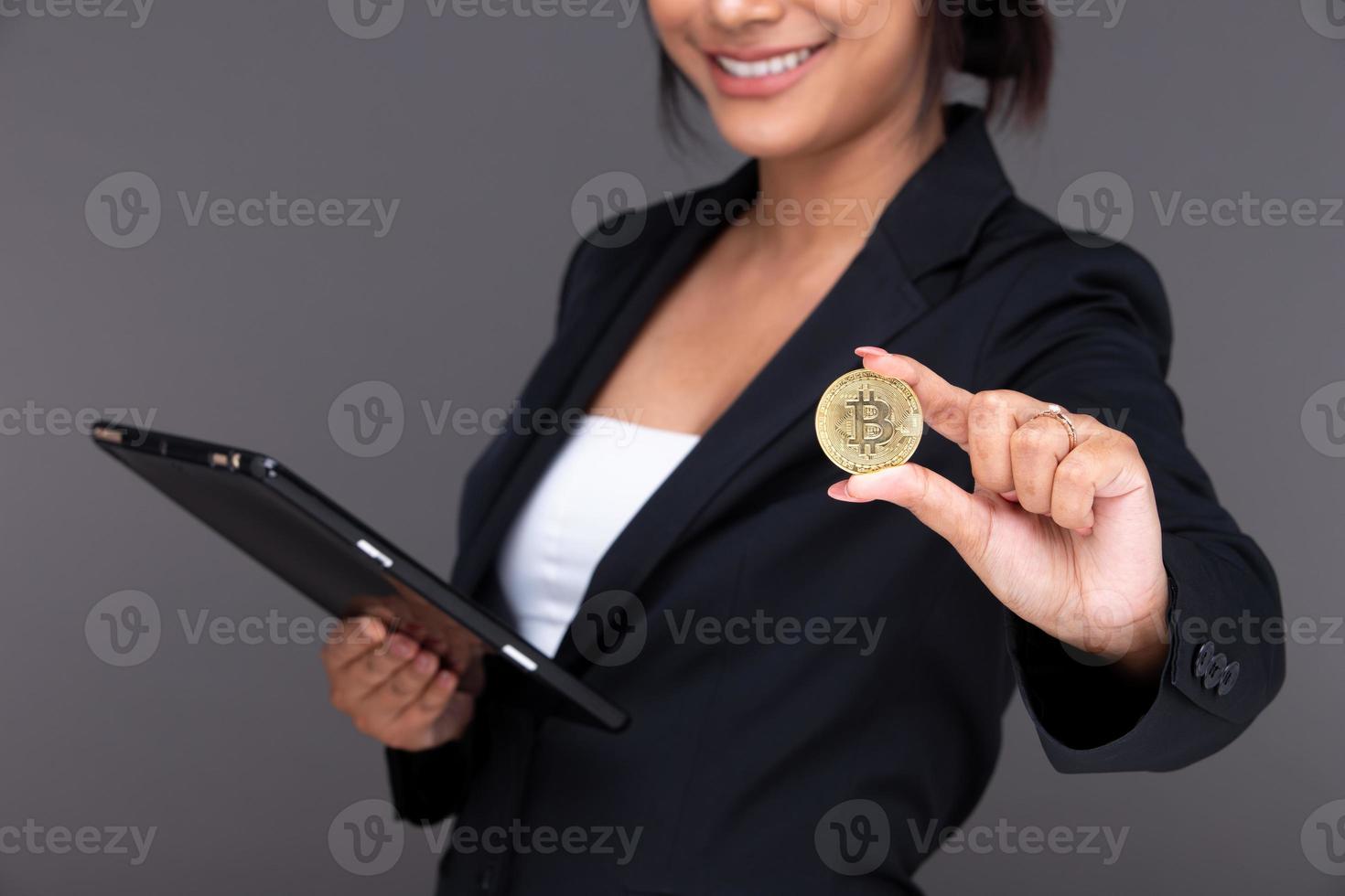 mujer de negocios india asiática muestra una hermosa sonrisa labios felices, muestra la criptomoneda bitcoin btc foto