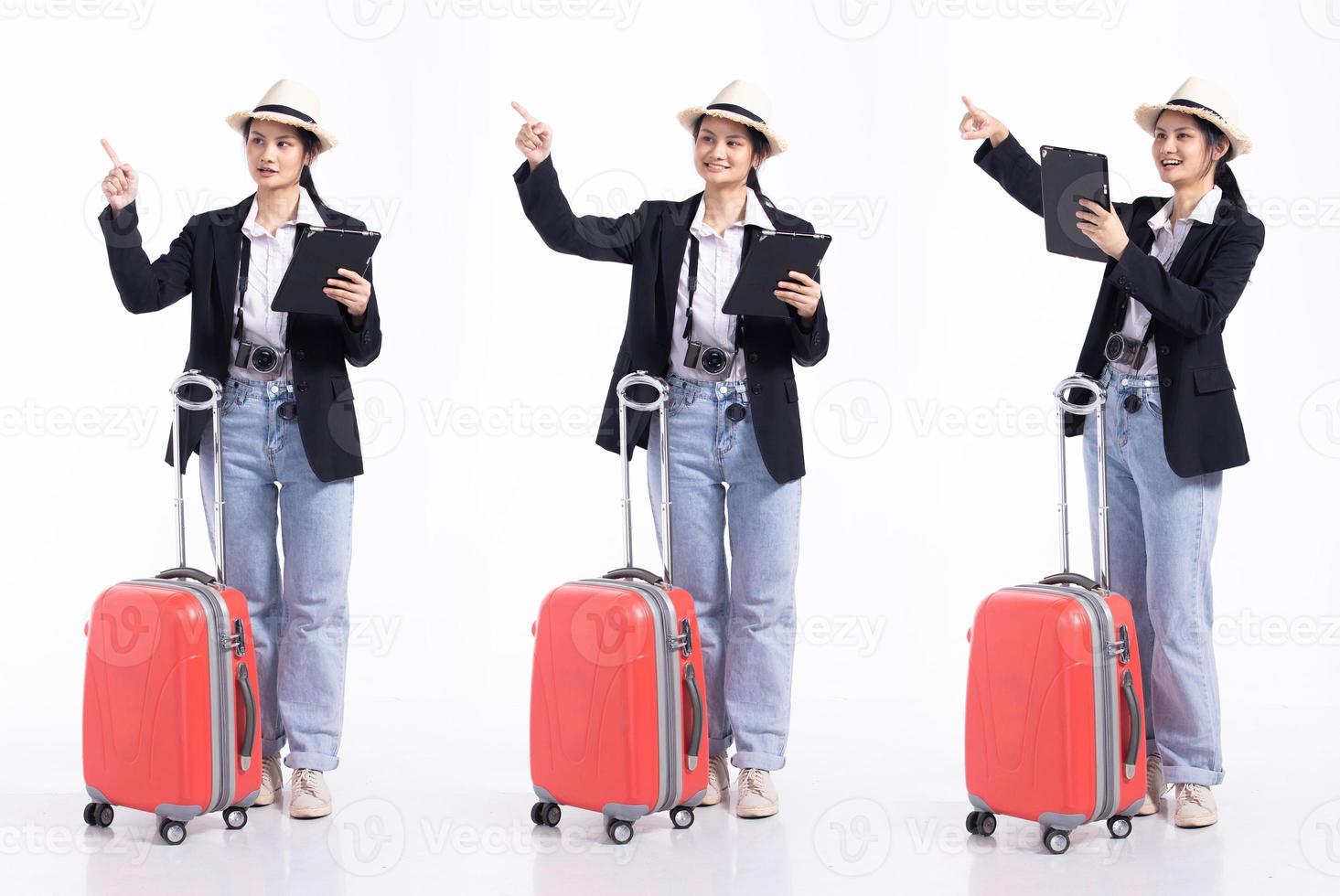 Mujer joven de 20 años de duración, guía de viajero de raza mixta, mapa turístico con equipaje, sombrero de jeans con cámara. mujer turista viaja siente sonrisa feliz sobre fondo blanco aislado foto