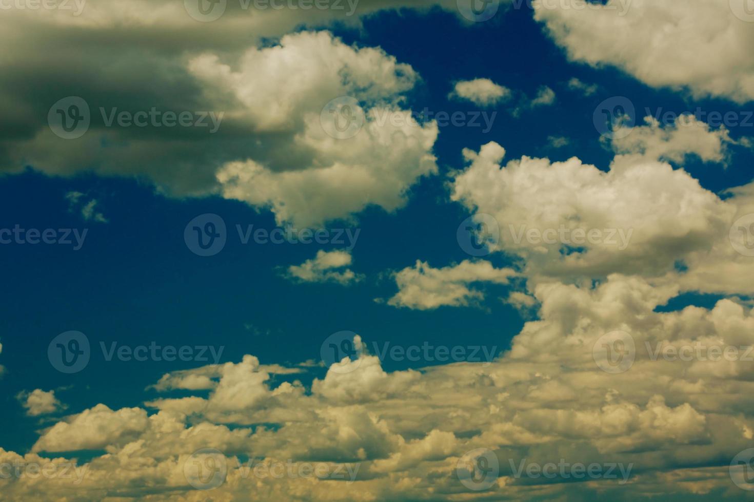 nubes en el cielo azul foto