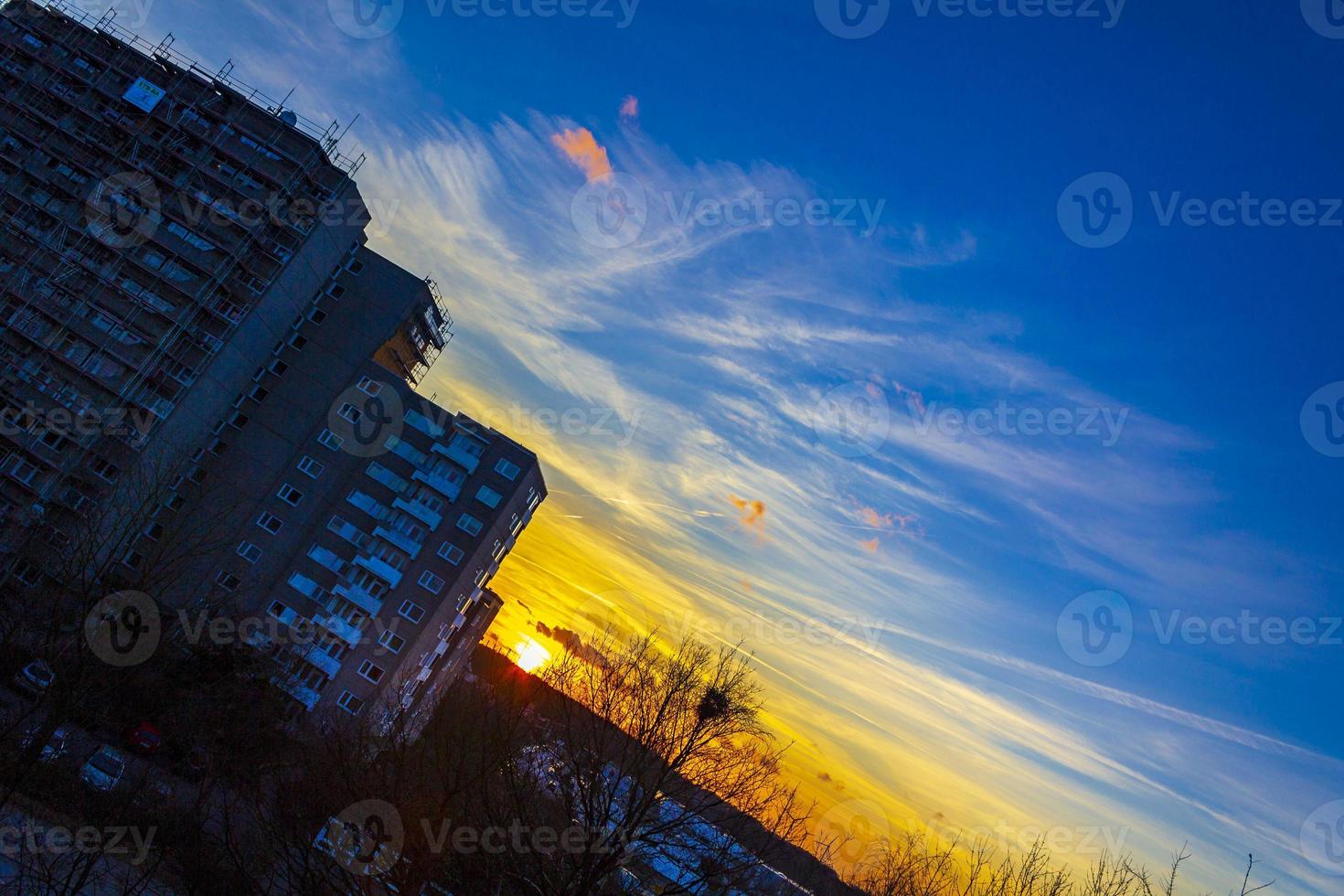 increíble colorido rosa violeta azul y púrpura panorama del cielo de la puesta del sol. foto