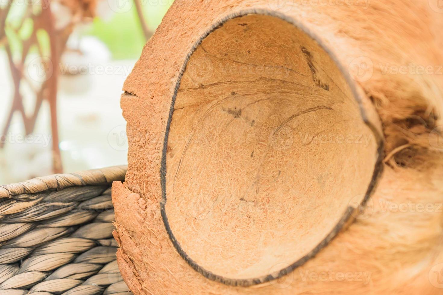 cáscara de coco vacía en una cesta. enfoque selectivo foto