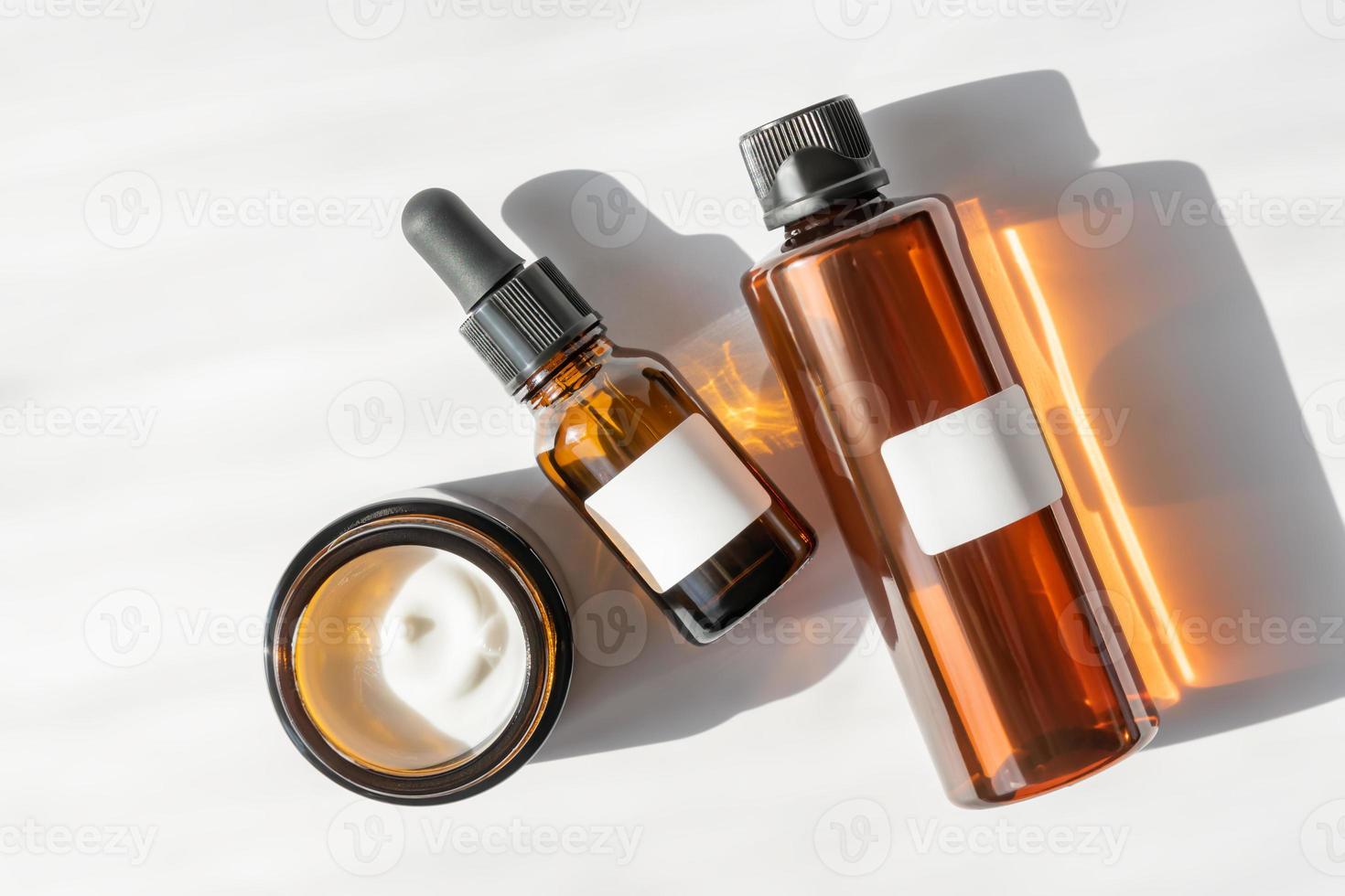 Clear and brown laboratory glass jars and bottles. Containers for essential  oils, cosmetics, medication, oils, liquids, creams and lotions Stock Photo  - Alamy