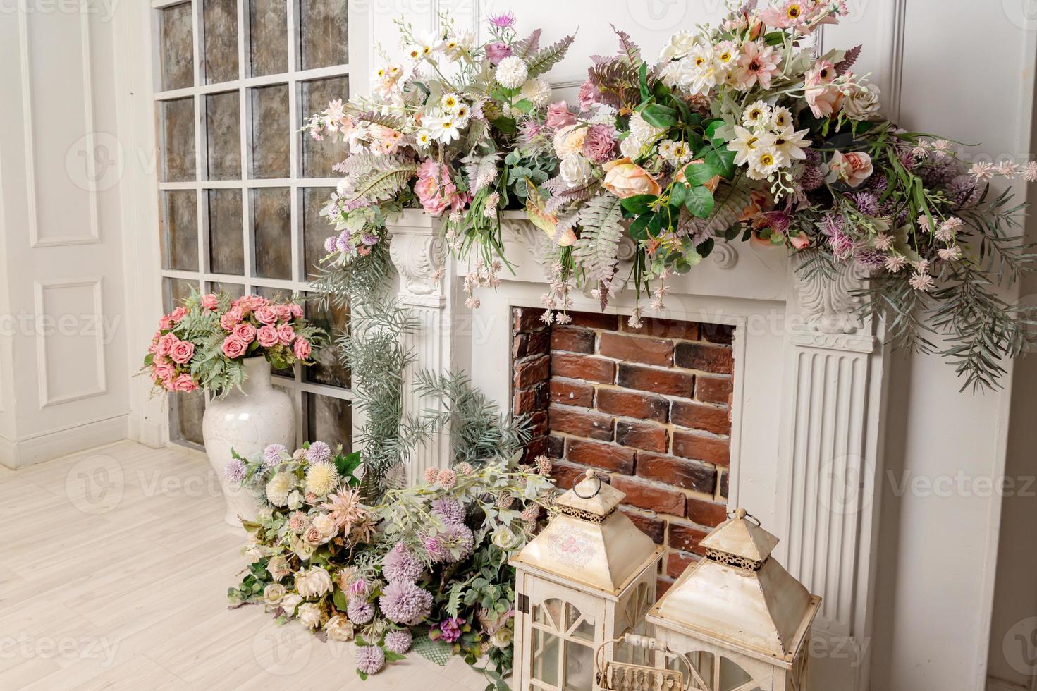 elegante diseño interior de la sala de estar con flores artificiales y chimenea. foto