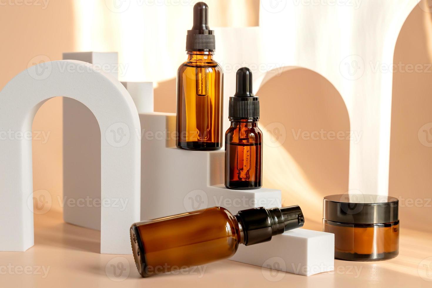 Clear and brown laboratory glass jars and bottles. Containers for essential  oils, cosmetics, medication, oils, liquids, creams and lotions Stock Photo  - Alamy