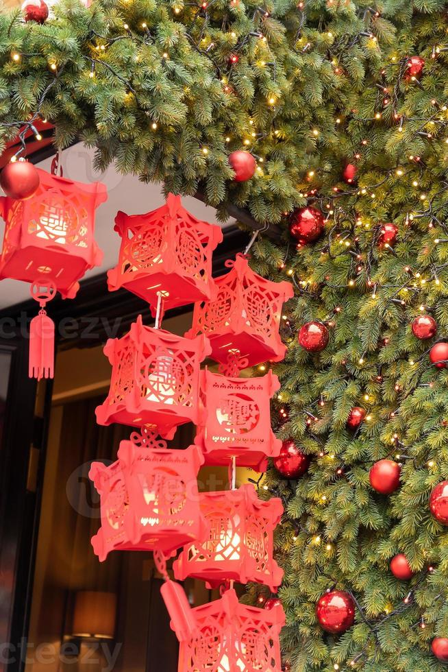 linternas chinas de año nuevo en la ciudad china. decoración de la entrada de la casa con ramas de árboles de piel y adornos. foto